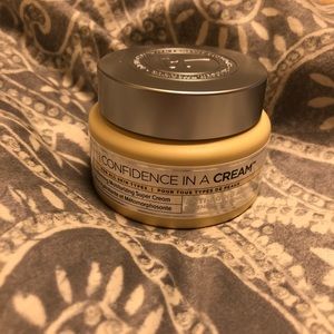 It cosmetics confidence in a cream